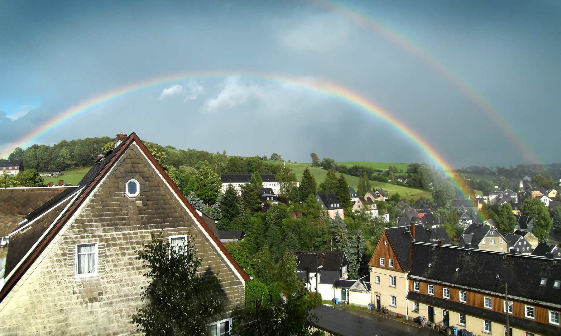 Regenbogen übern Haus