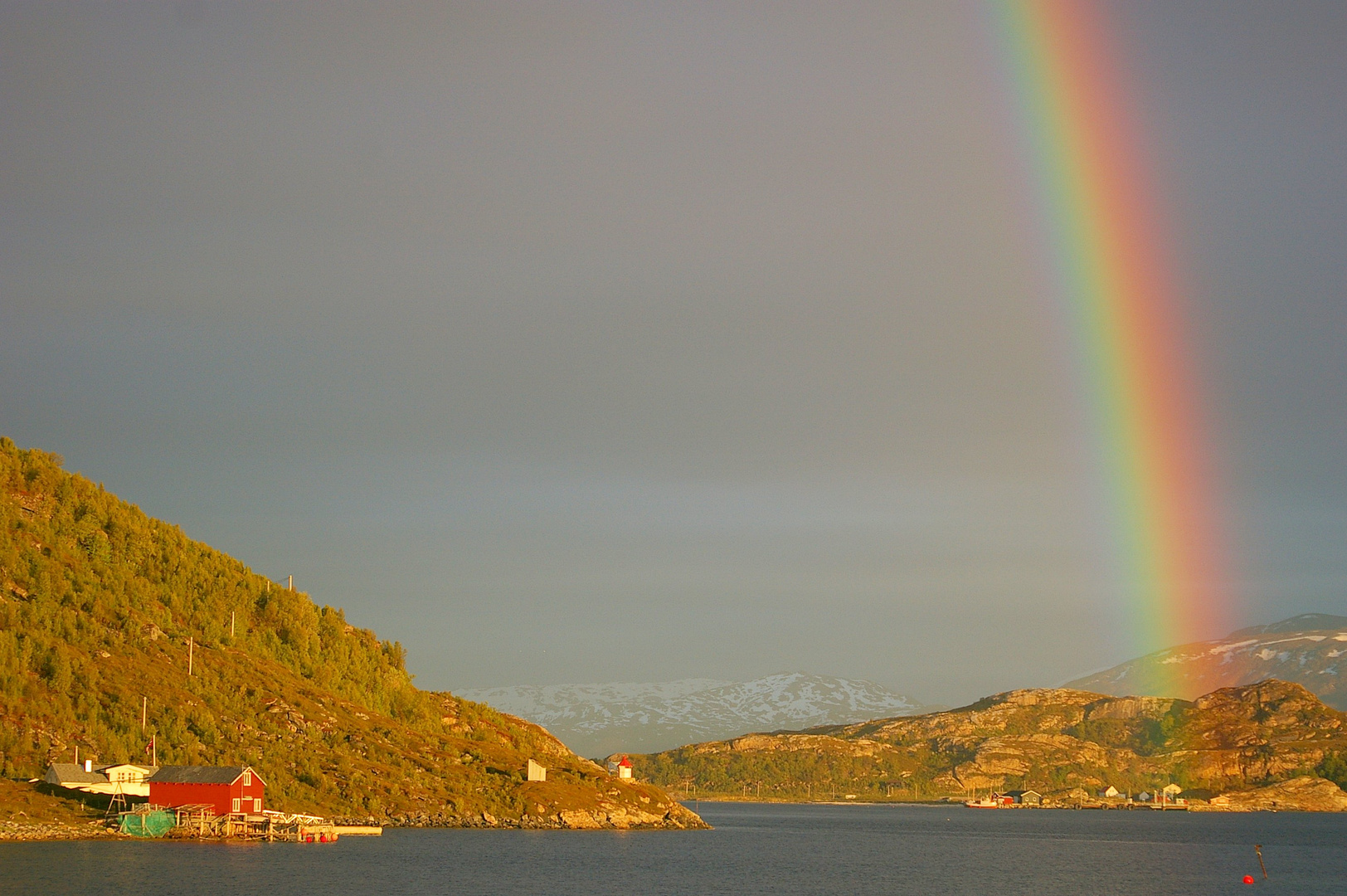 Regenbogen um Mitternacht auf Kvaløya (Westspitze)