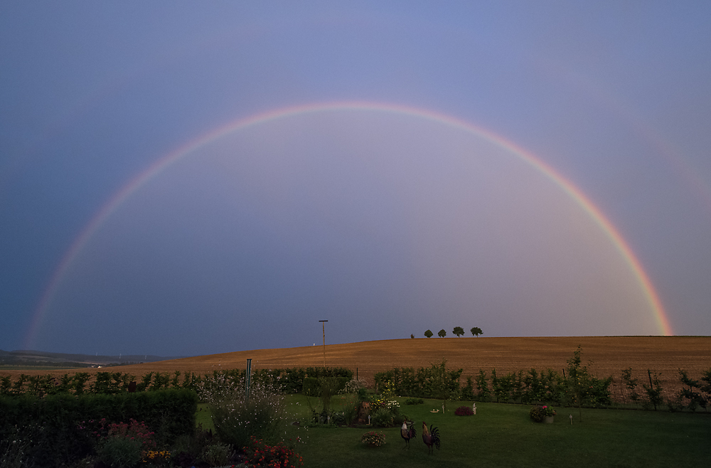 Regenbogen umhüllt unseren Garten