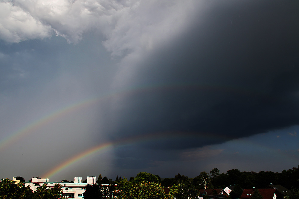 Regenbogen und Gewitterwolken