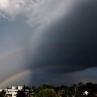 Regenbogen und Gewitterwolken