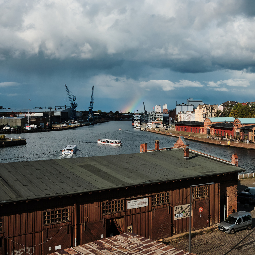 Regenbogen und Hafen