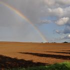 Regenbogen und lange Schatten