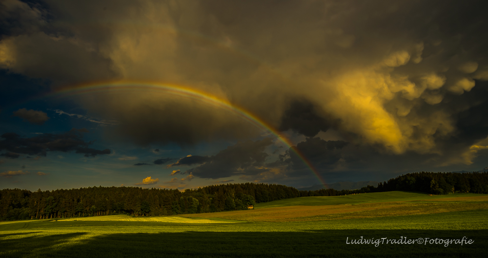 Regenbogen und Mamatuswolken