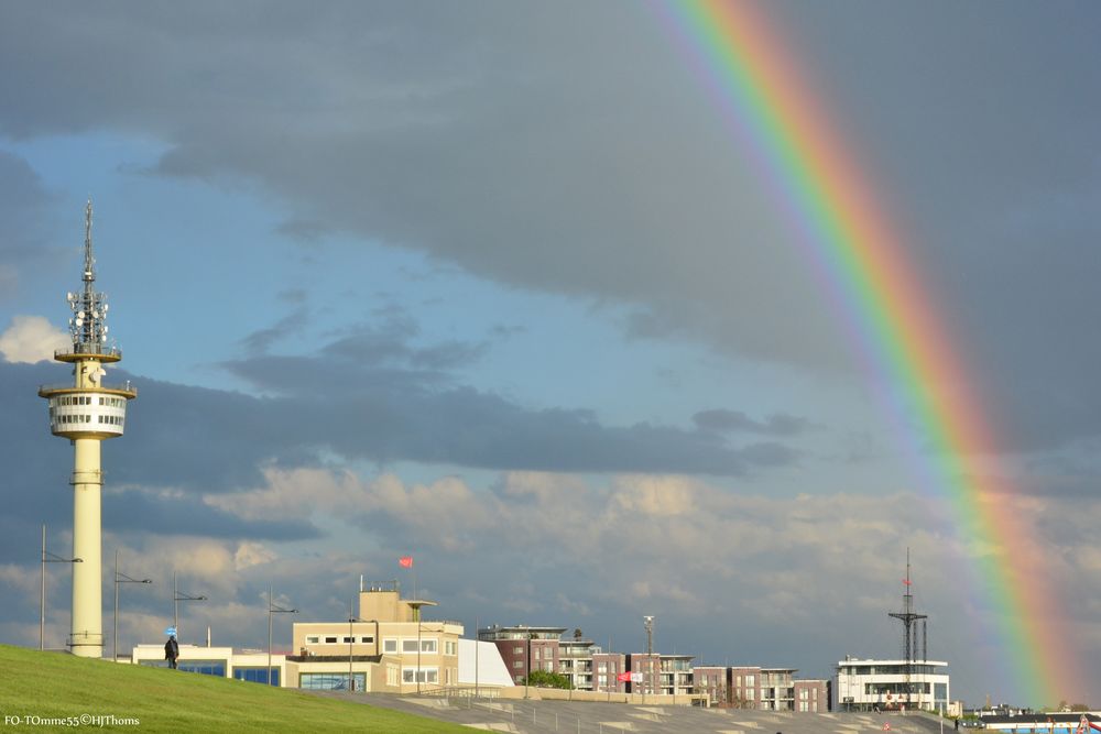 Regenbogen und Radarturm