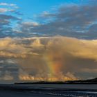 Regenbogen und Wolken