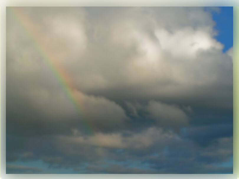 Regenbogen und Wolken