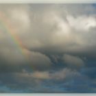 Regenbogen und Wolken