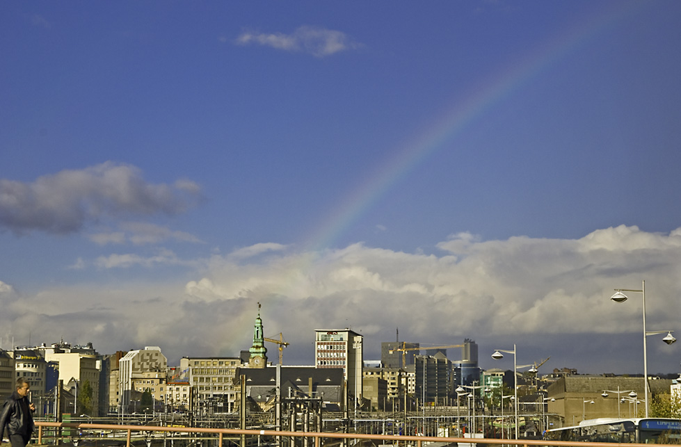 Regenbogen vor blauem Himmel