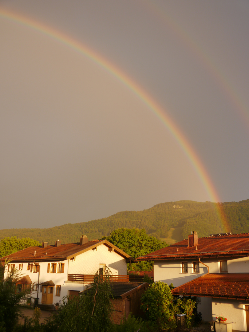 Regenbogen vor dem Balkon