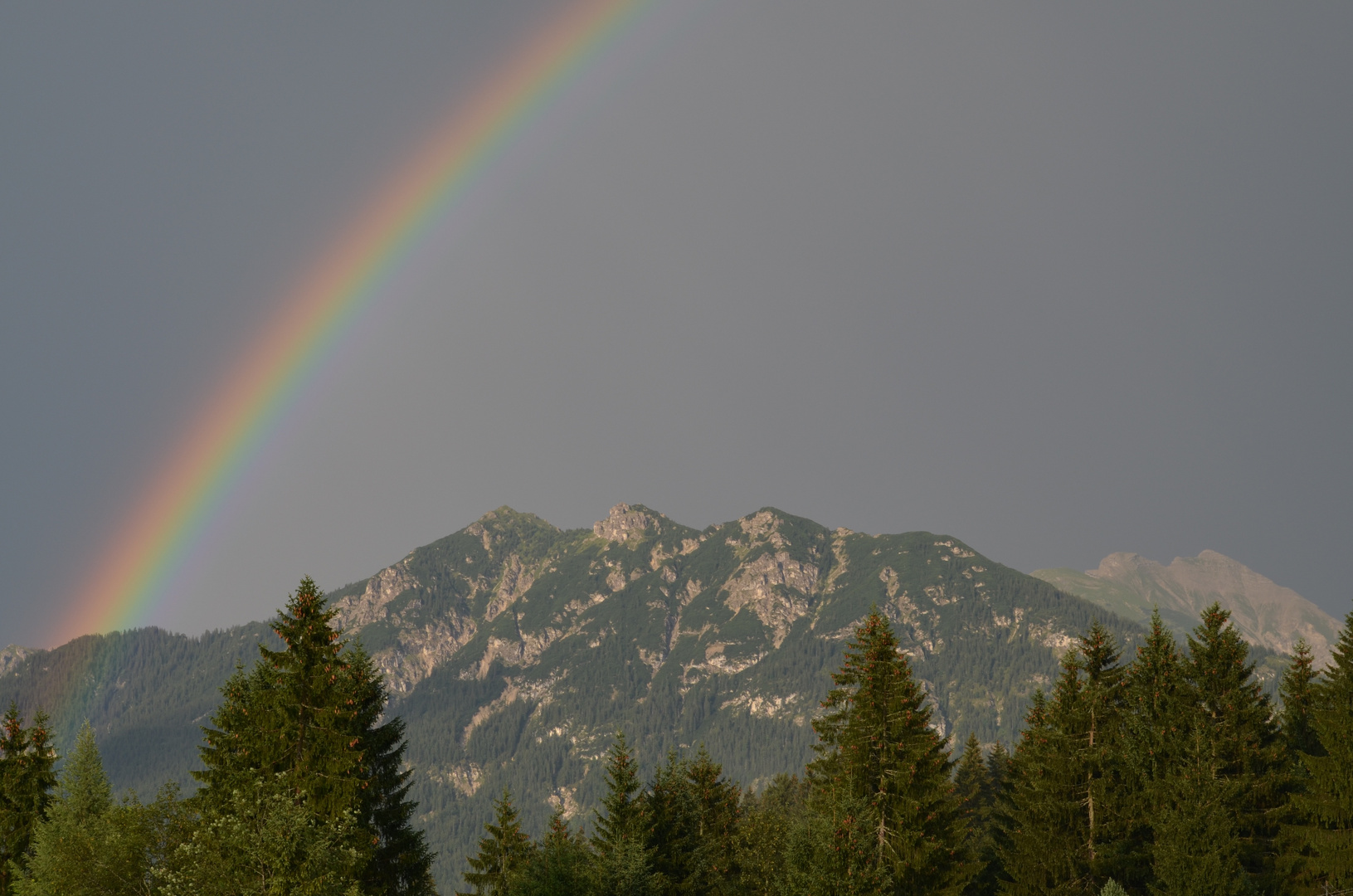 Regenbogen vor dem Karwendelgebirge