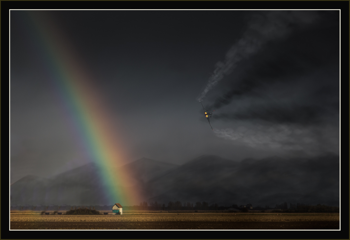 Regenbogen vor den Vogesen im Herbst