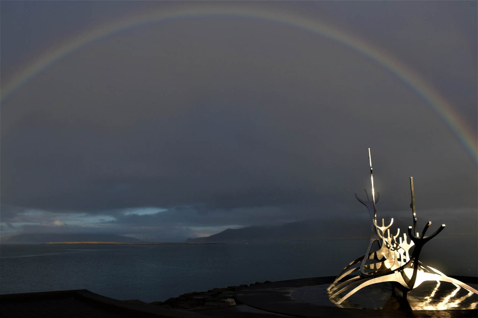 Regenbogen vor Reykjavik