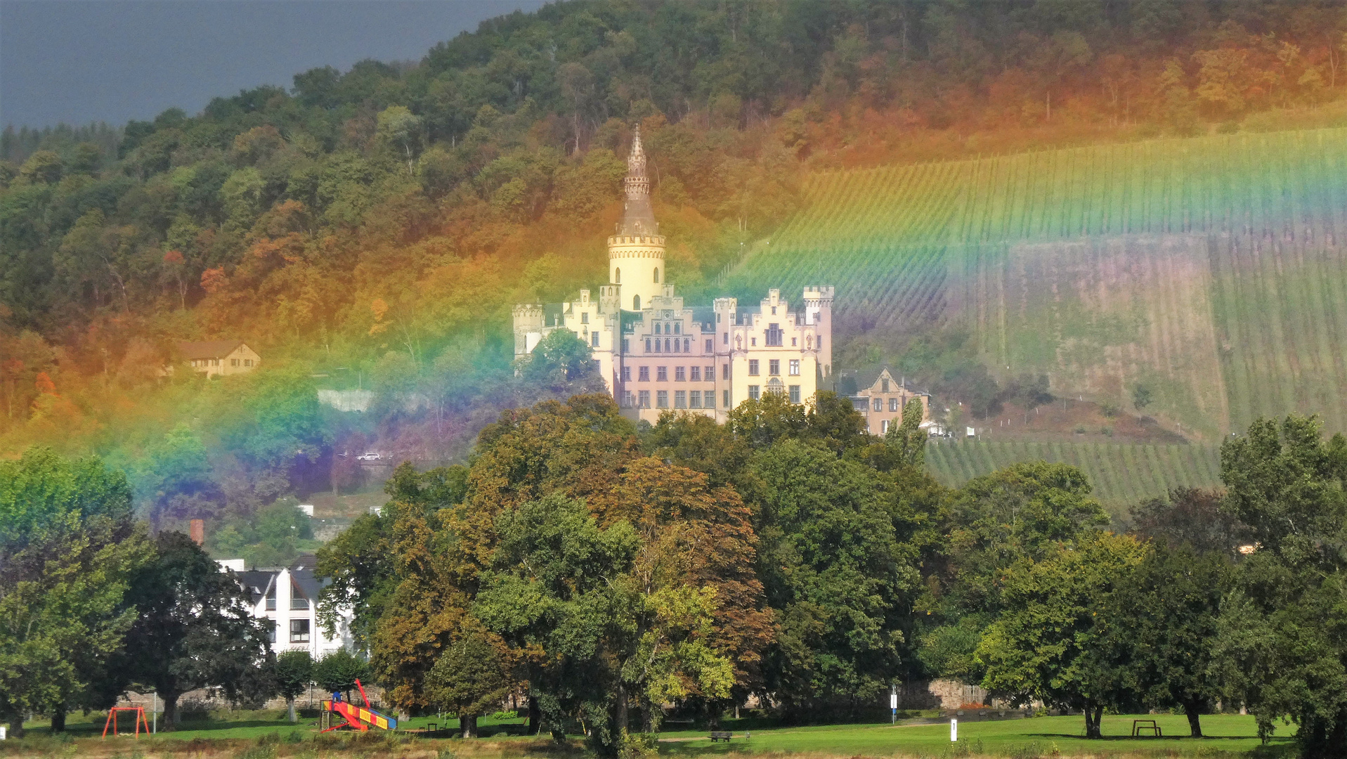 Regenbogen vor Schloß Arenfels am Rhein