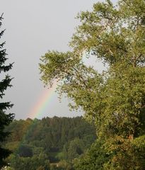 Regenbogen vorm Berg