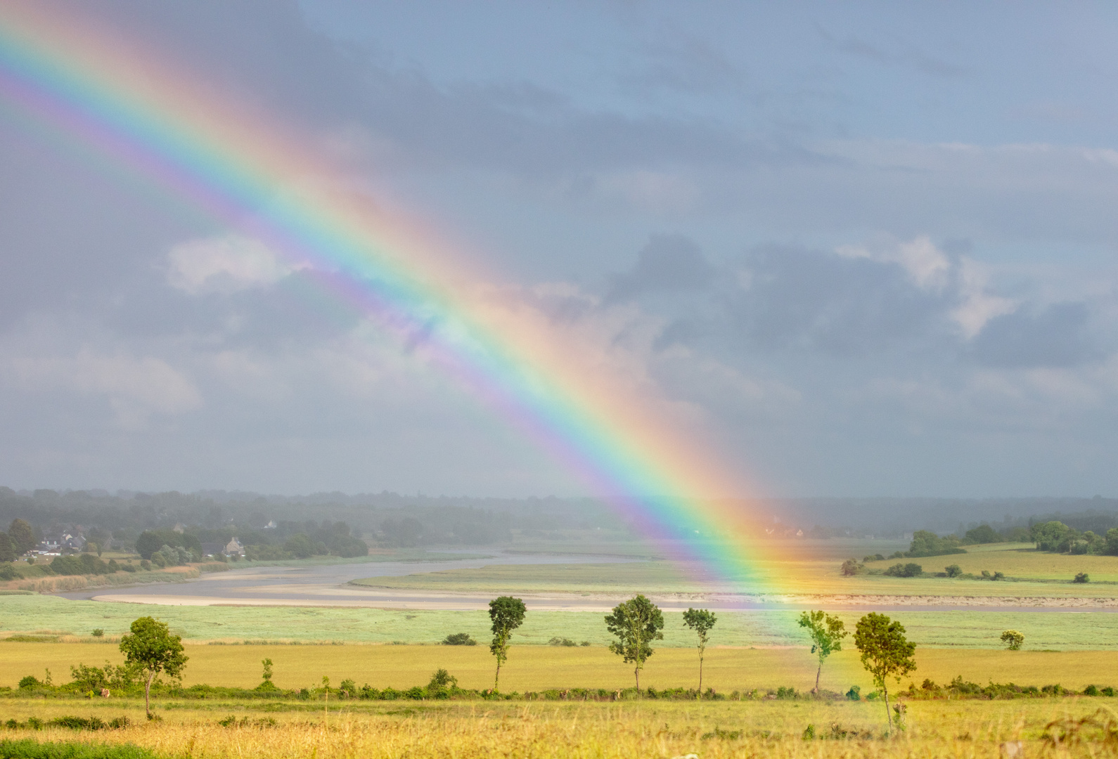 Regenbogen zum 2x ohne die Straße an der linken Seite