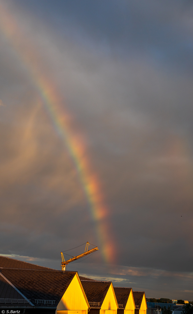 Regenbogen zum Sonnenuntergang 