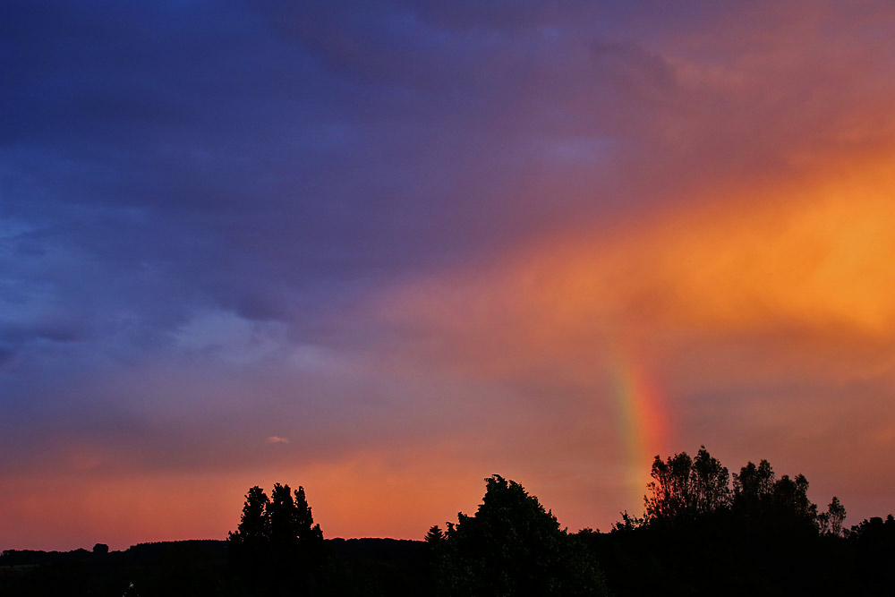 Regenbogen zur blauen Stunde