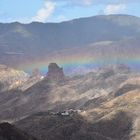 Regenbogen zwischen den Bergen