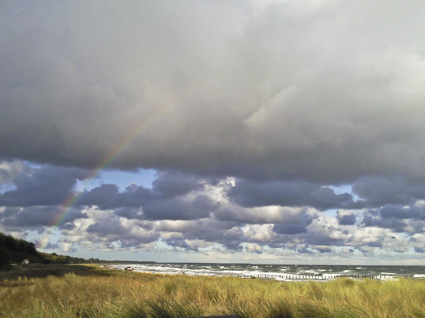 Regenbogen zwischen Wolken