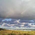 Regenbogen zwischen Wolken