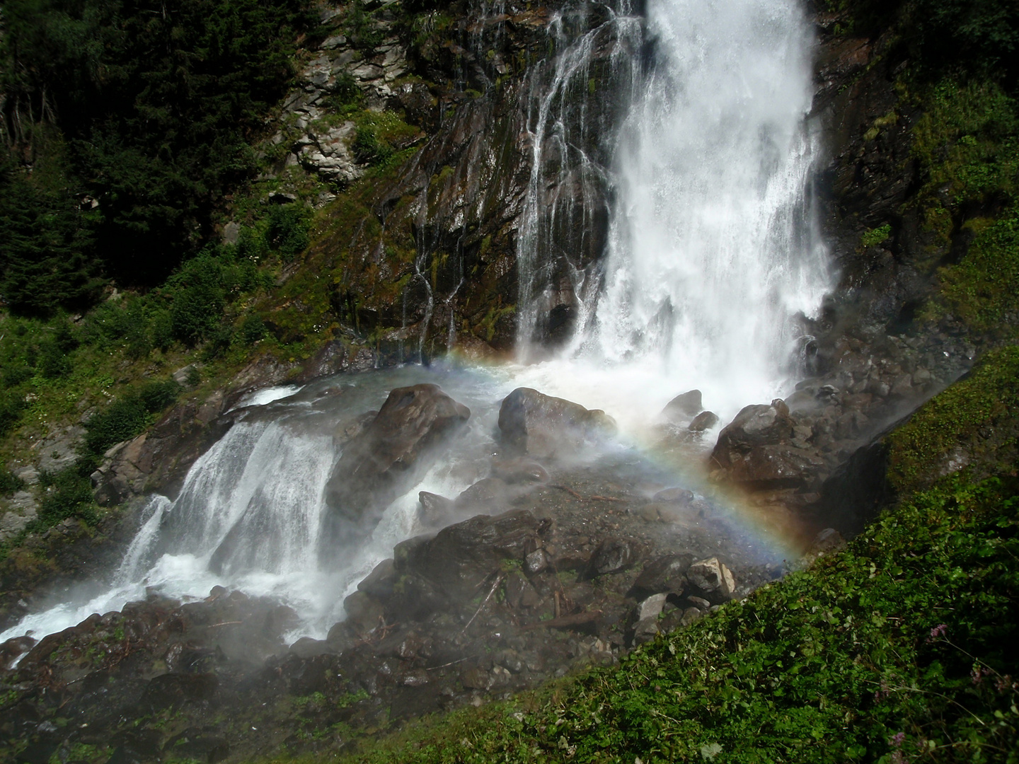 Regenbogenbrücke unter einem Wasserfall