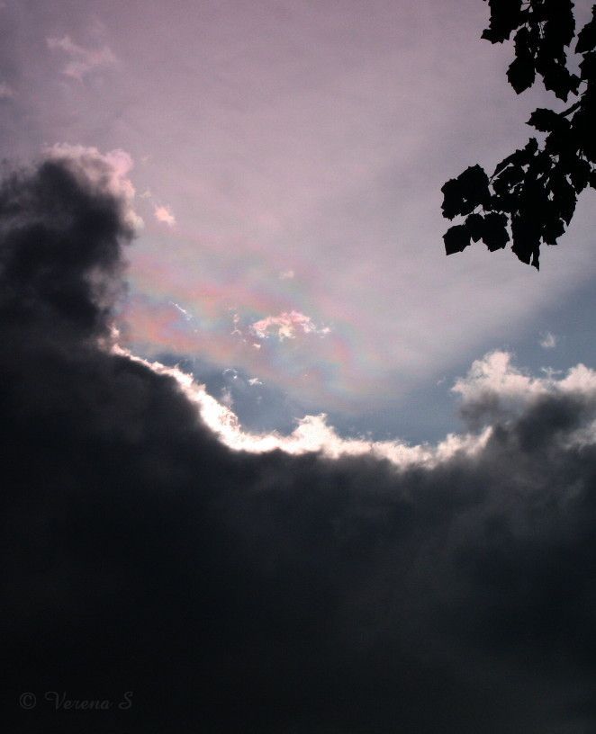 Regenbogeneffekt in den Wolken