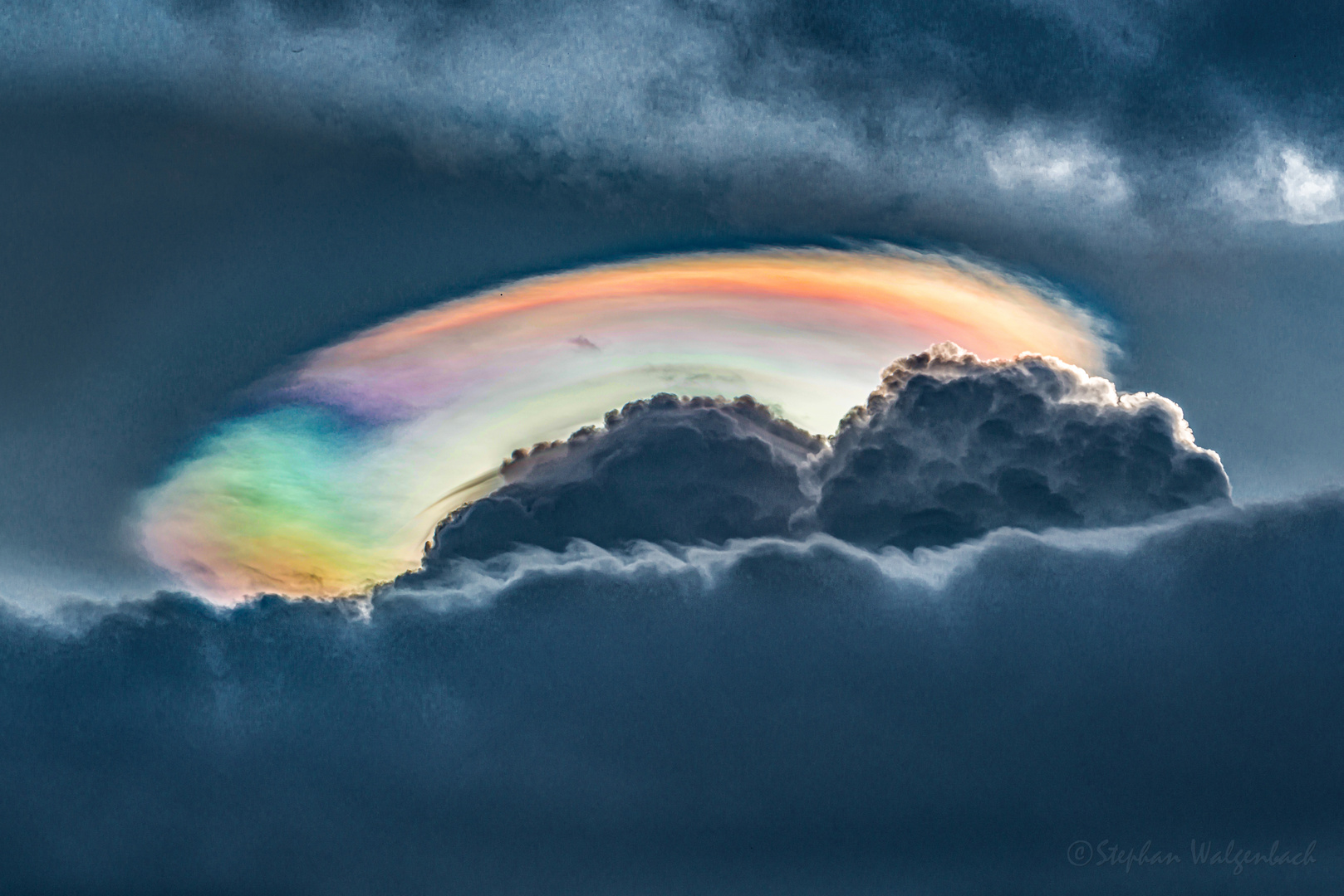 Regenbogeneffekt in Eiswolke über Gewitterpilz