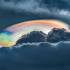 Regenbogeneffekt in Eiswolke über Gewitterpilz