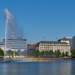 Regenbogenfarben an der Alsterfontäne: Attraktion an der Binnenalster und Wahrzeichen von Hamburg. 