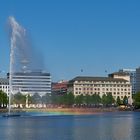 Regenbogenfarben an der Alsterfontäne: Attraktion an der Binnenalster und Wahrzeichen von Hamburg. 