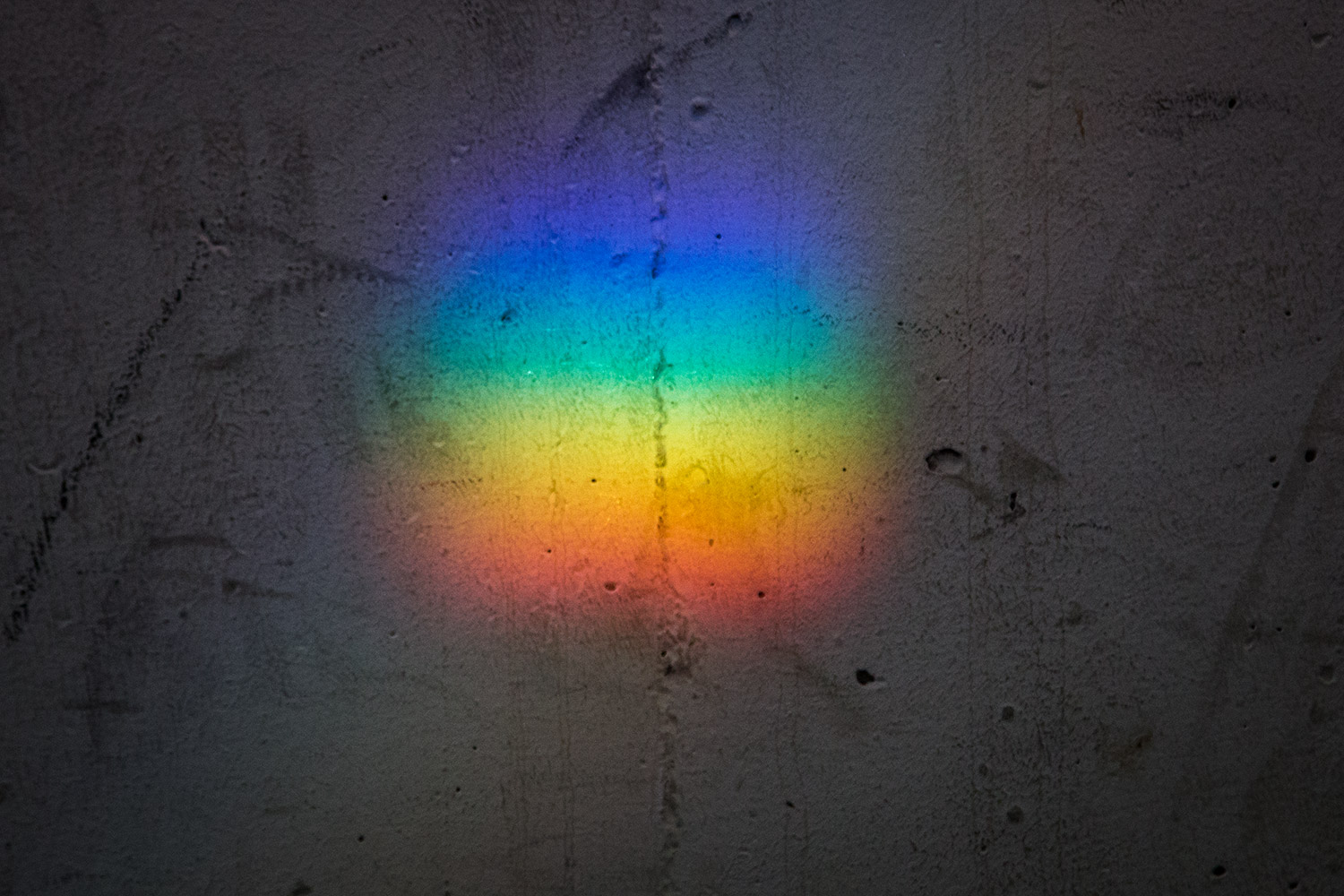 Regenbogenfarben an schmutziger Wand