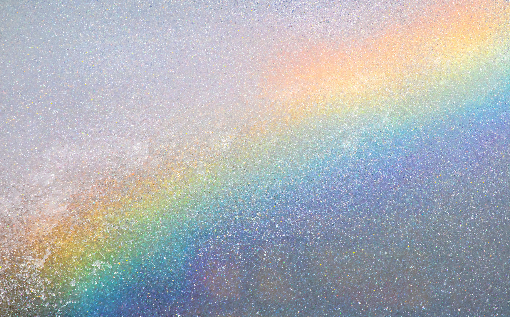 Regenbogenfarben auf einer Wasserwand (2018)