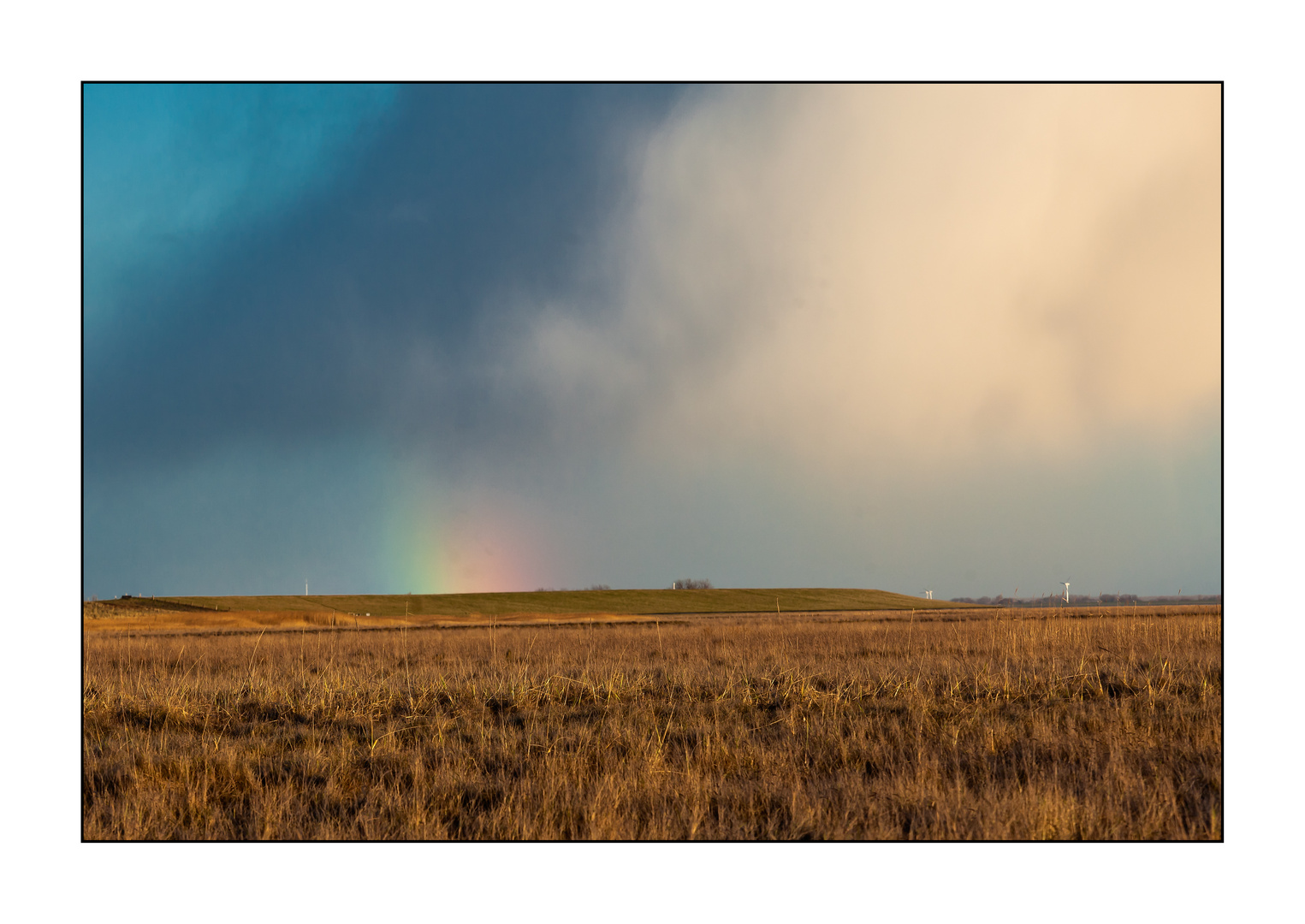 Regenbogenfarben über dem Deich