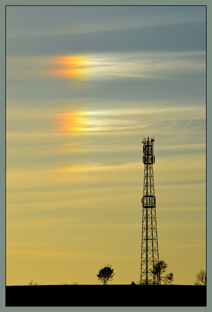 Regenbogenfarbene Wolken bei Kalteneber