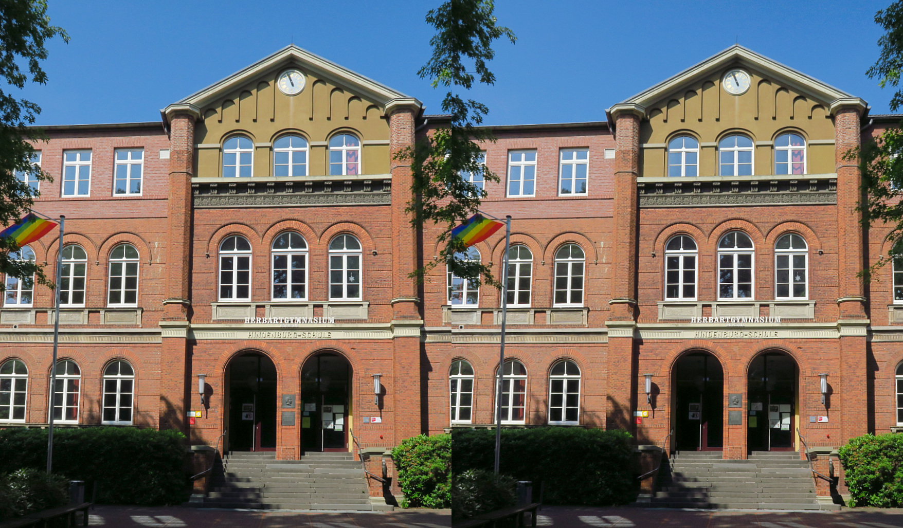 Regenbogenflagge an der Hindenburg-Schule (3D Kreuzblick)