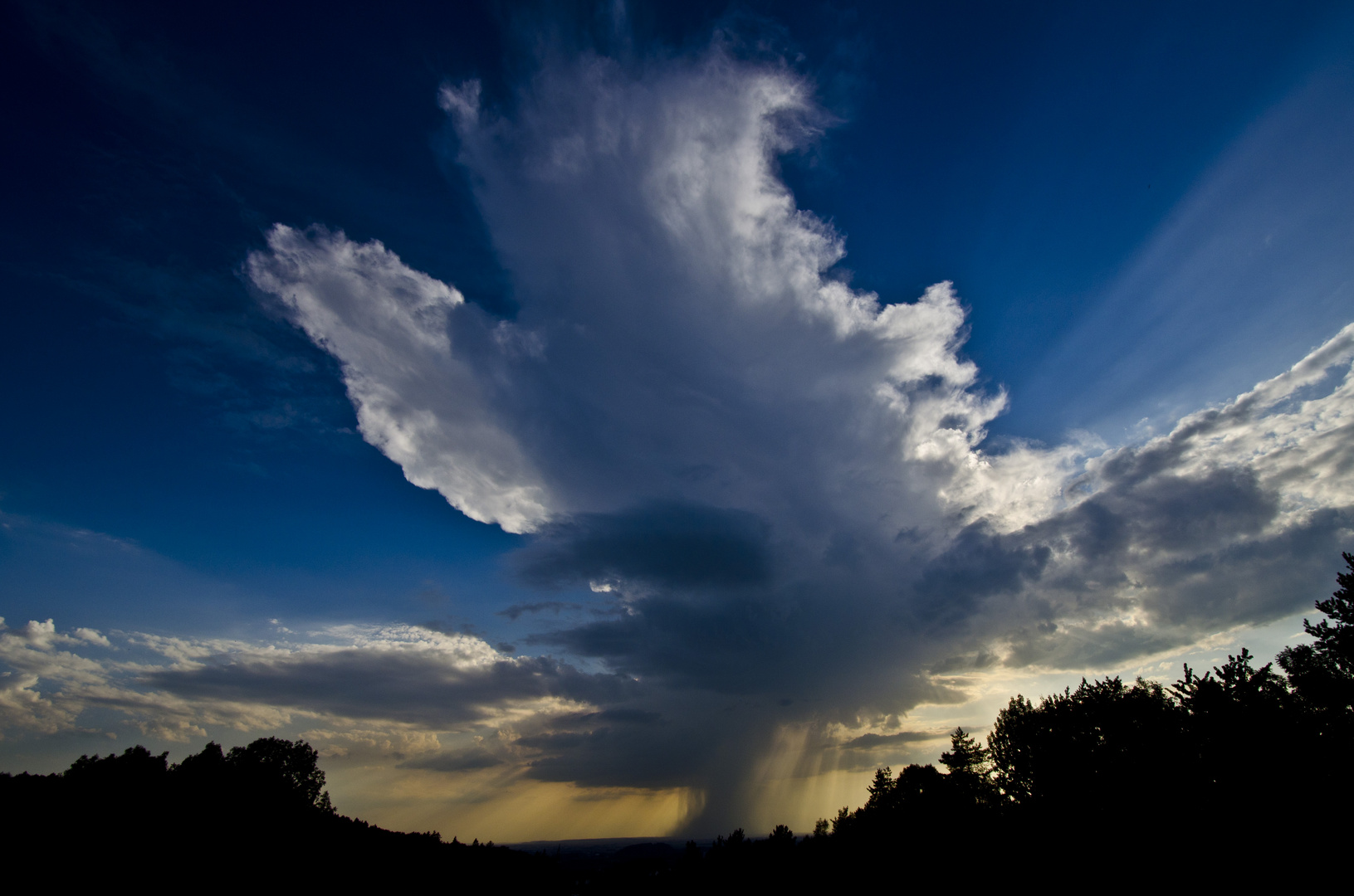 Regenfront bei Dämmerung