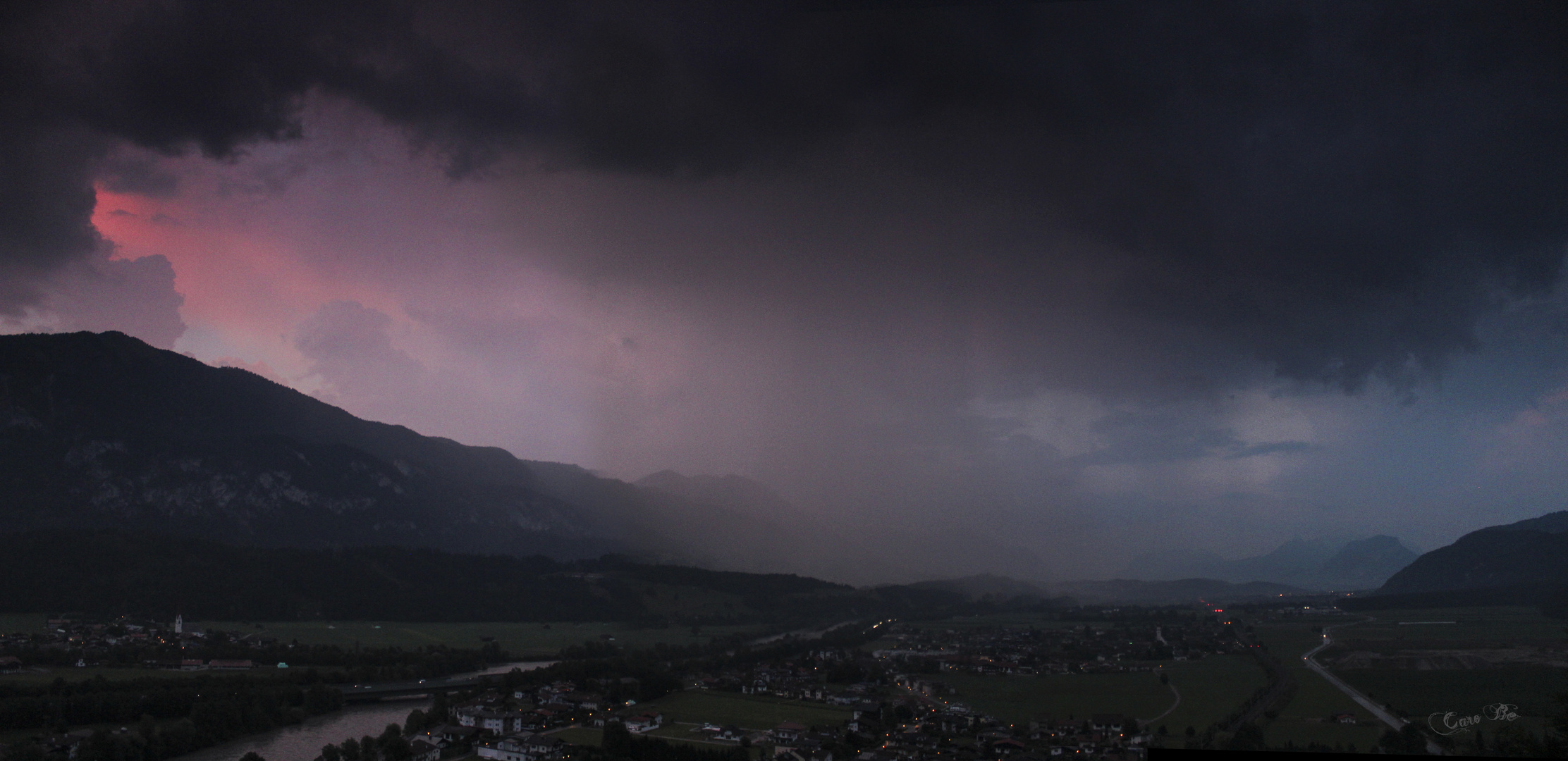 Regenfront bei Sonnenuntergang