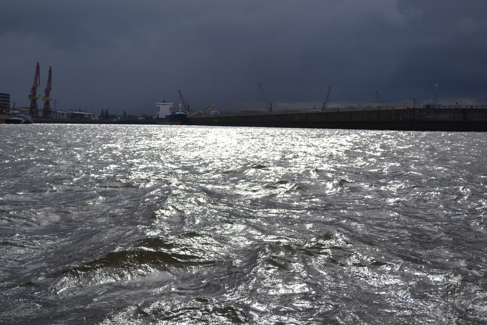 Regenfront über dem Hafen