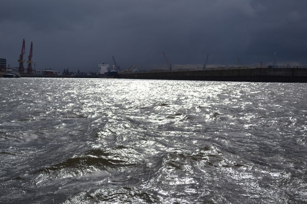 Regenfront über dem Hafen