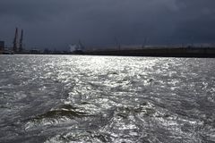 Regenfront über dem Hafen