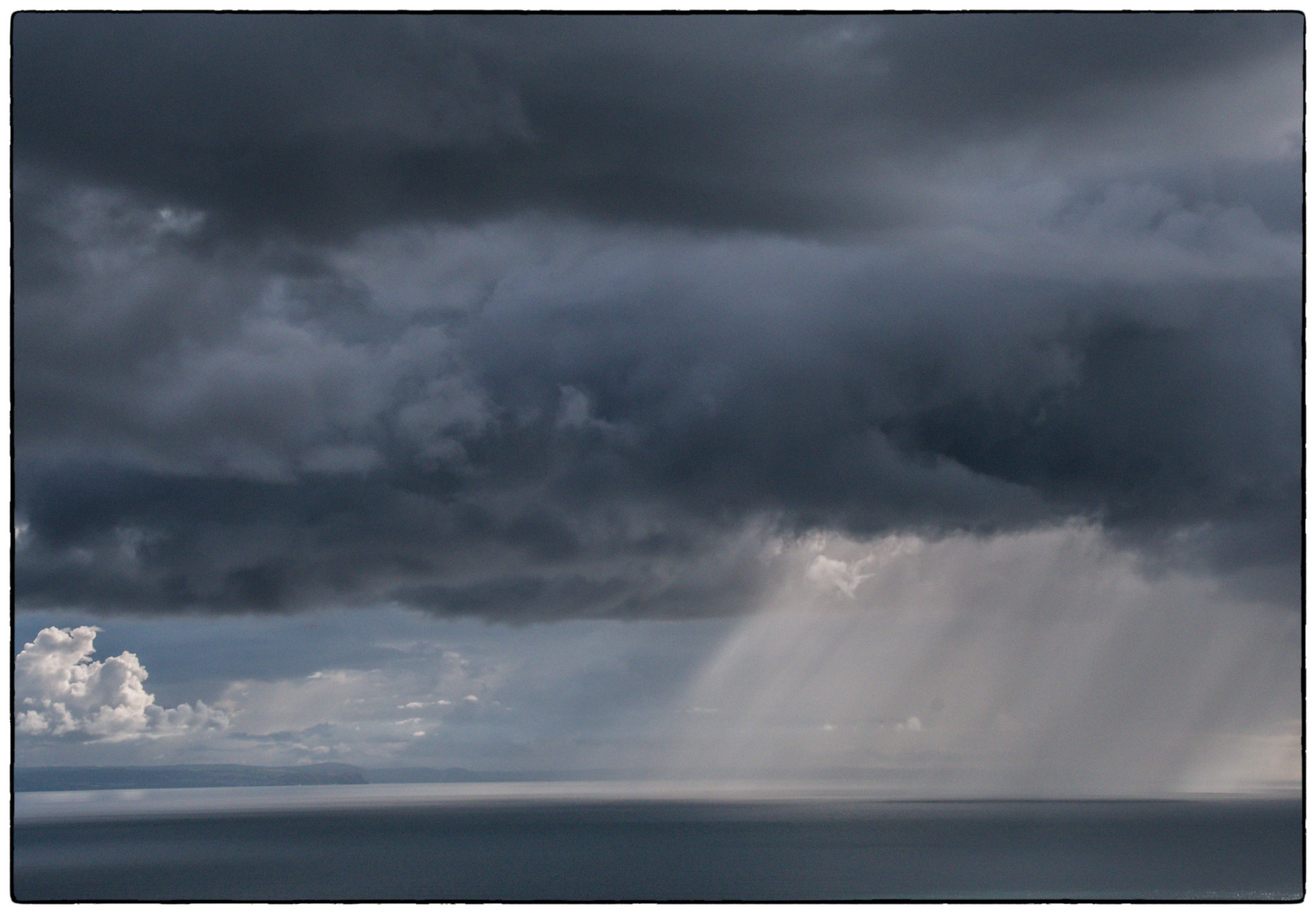 Regenfront über der Irischen See