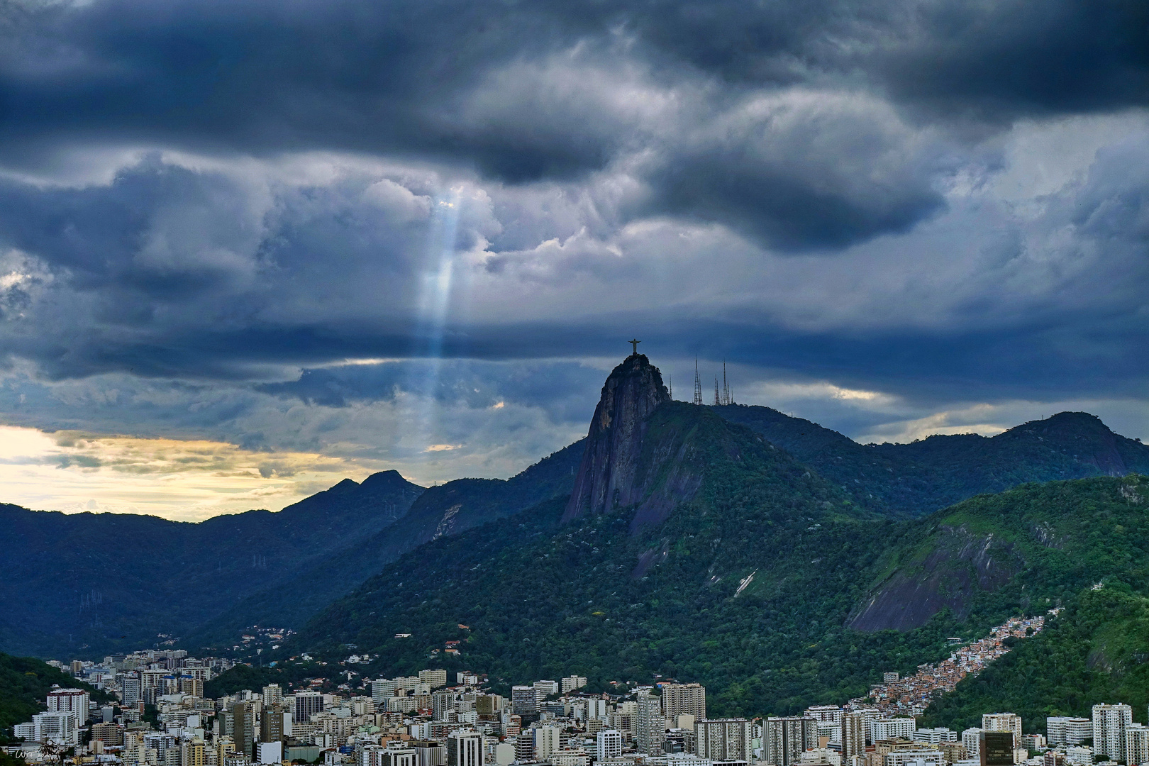 Regenfront über Rio