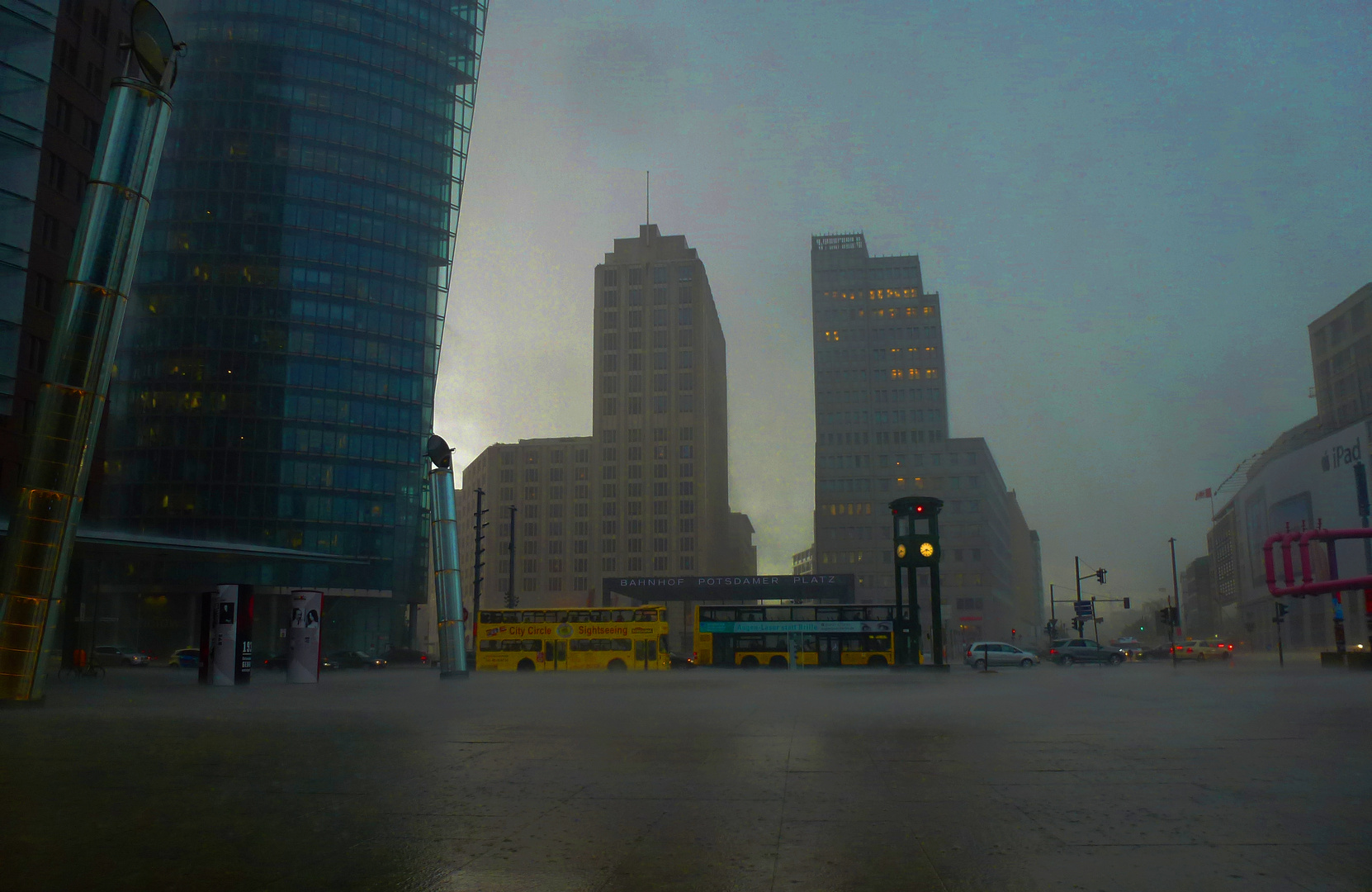 Regenguss am Potsdammer Platz