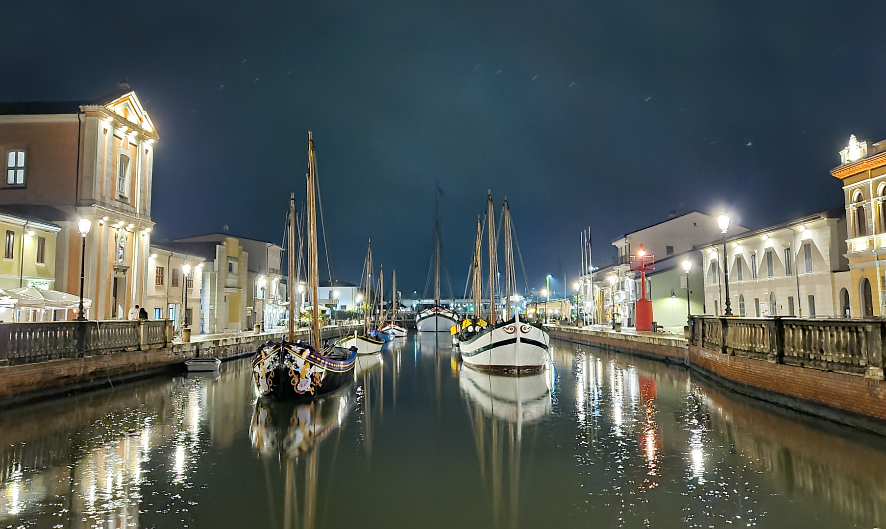 Regennacht im historischen Hafen Cesenatico