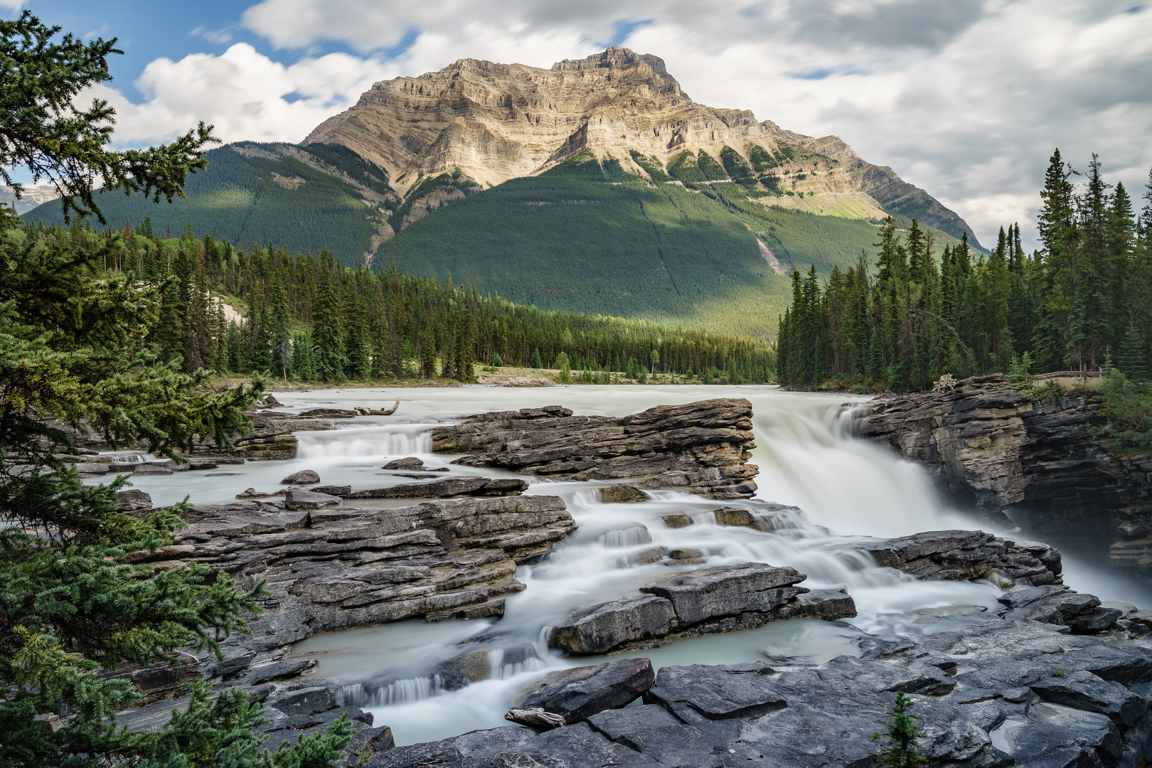 Regenpause bei den Athabasca Falls im Jasper Nationalpark Canada