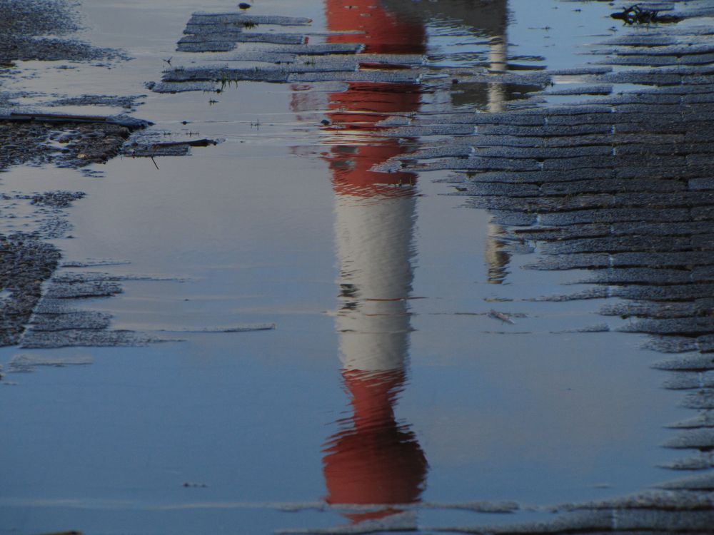 Regenpfütze mit Leuchtturm