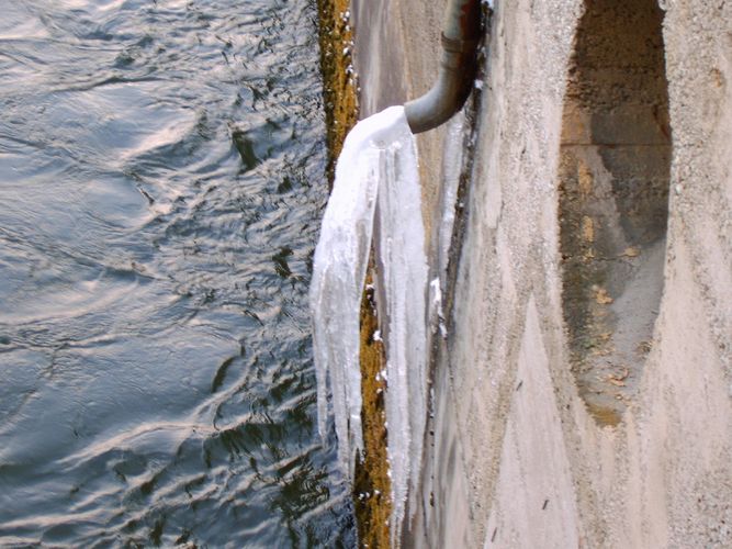 Regenrinne mit Eiszapfen