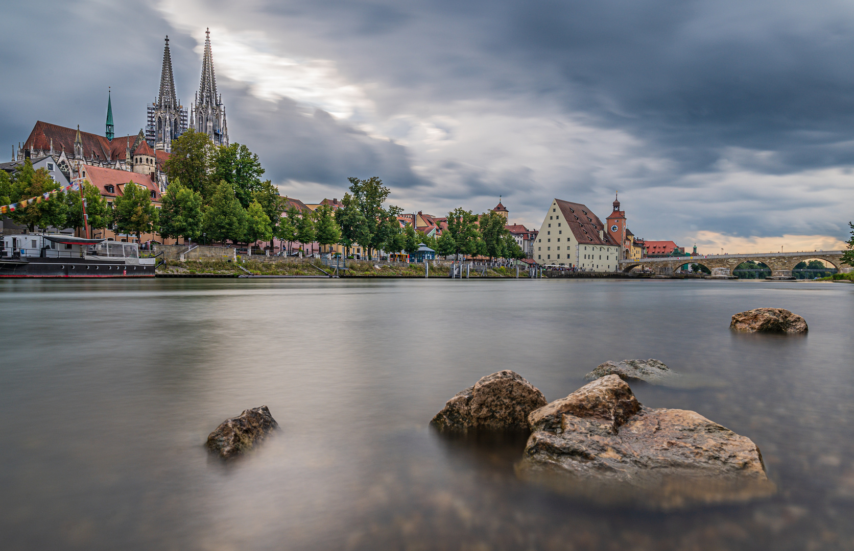 Regensburg an der Donau bei Niedrigwasser 