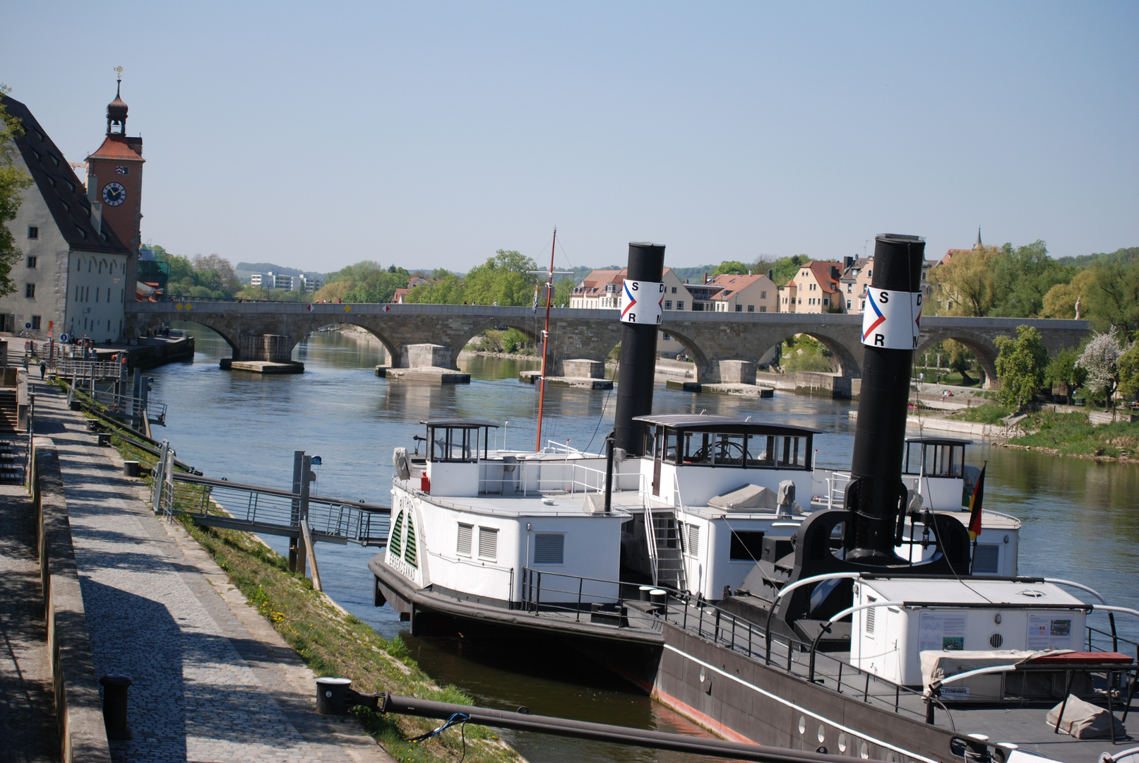 Regensburg Ansicht mit Brücke und Schiffen